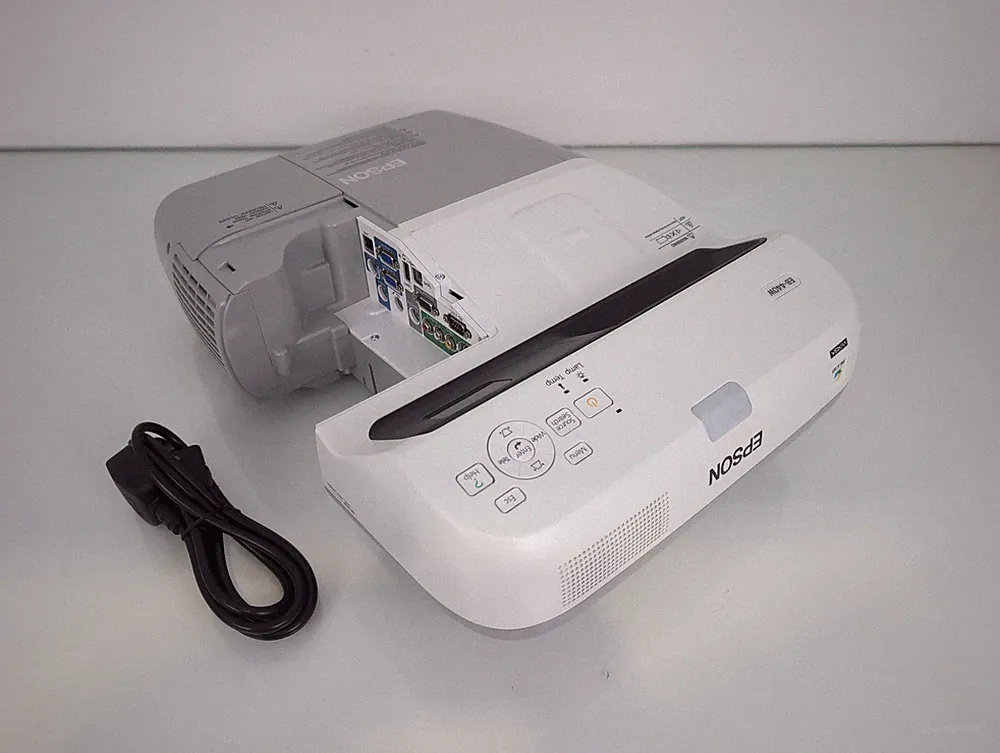 Epson EB-440W Ultra Short WXGA Beamer Projektor 3LCD - ohne Lampe