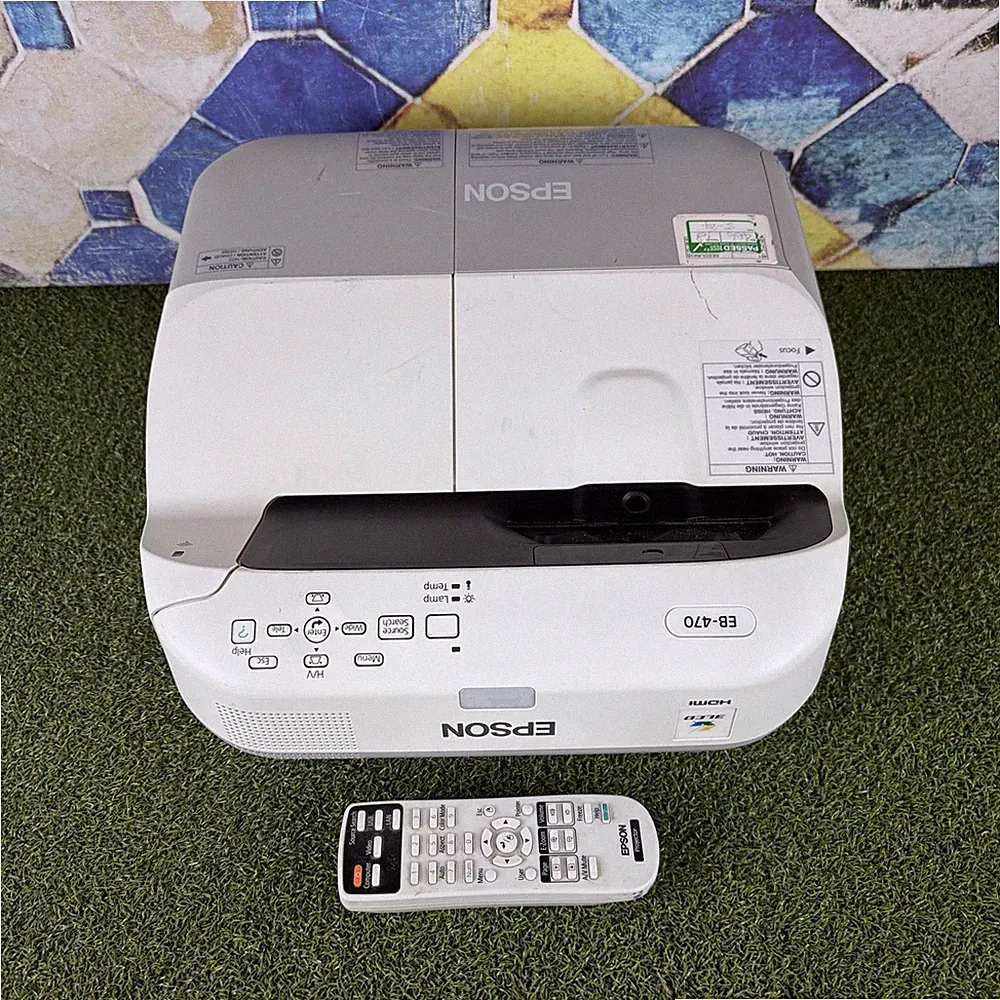 Epson EB-470 Ultra Short Throw LCD Projektor gebraucht mit Fernbedienung