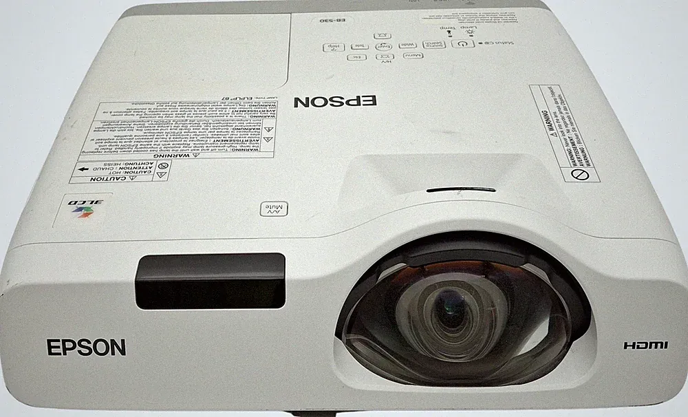 Epson EB-530 3400 Lumen Kurzdistanz 3LCD XGA Projektor - 4205 Stunden gebraucht