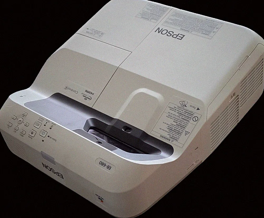 Epson EB-680 Ultrakurzdistanz-Beamer – ideal für Fußball-WM, Schule, Verein...