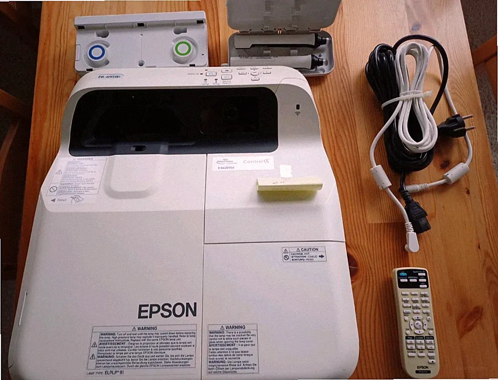 Epson EB-695Wi Interaktiver Ultrakurzdistanz-Beamer.