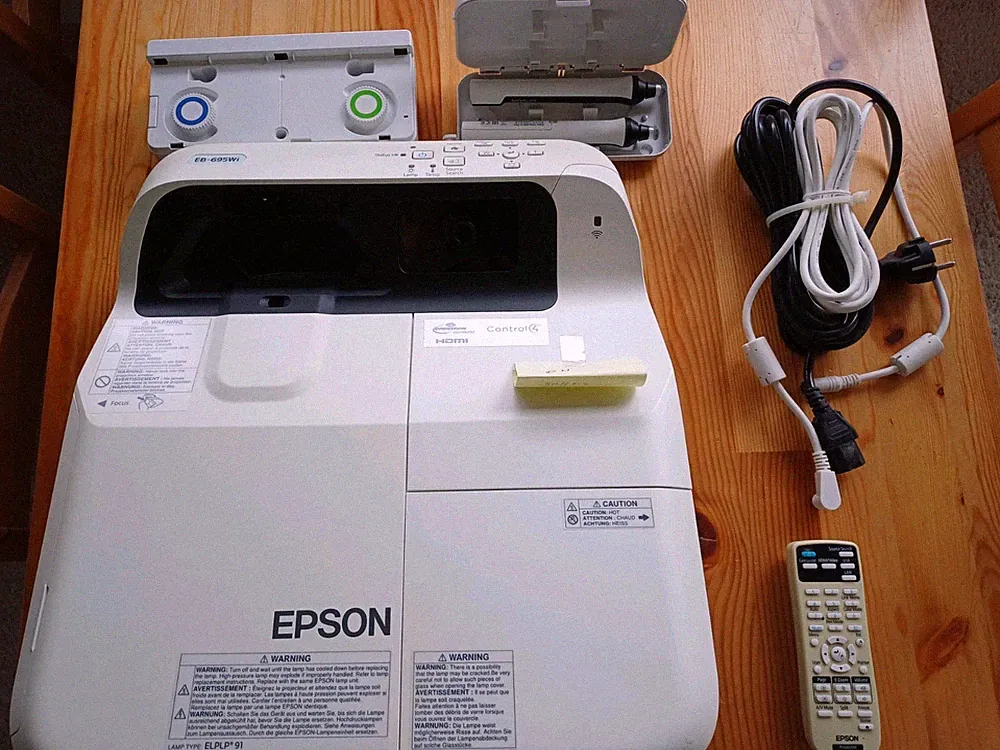 Epson EB-695Wi Interaktiver Ultrakurzdistanz-Beamer !NEUE LAMPE!