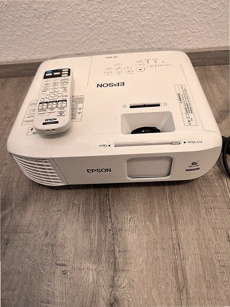Epson EB-990U Business Beamer, 3800 ANSI-Lumen, WUXGA Auflösung, nur 371 Stunden