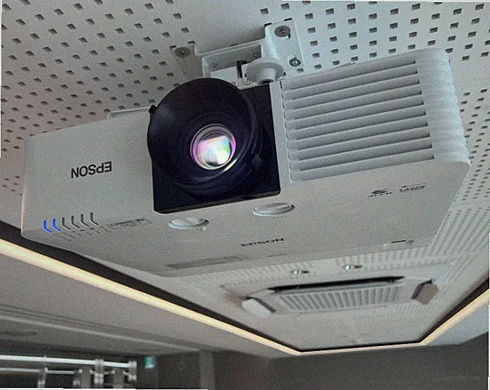 EPSON EB-L570U 4K UHD 3LCD Laser Projektor / Heimkino / 5.200lm 500"