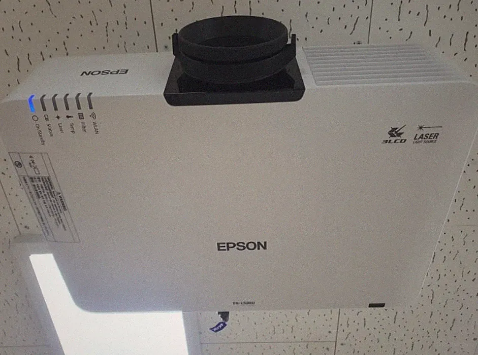 EPSON EB-L730U Laserstrahlprojektor Laserdiode WUXGA 7.000lm / Heimkino