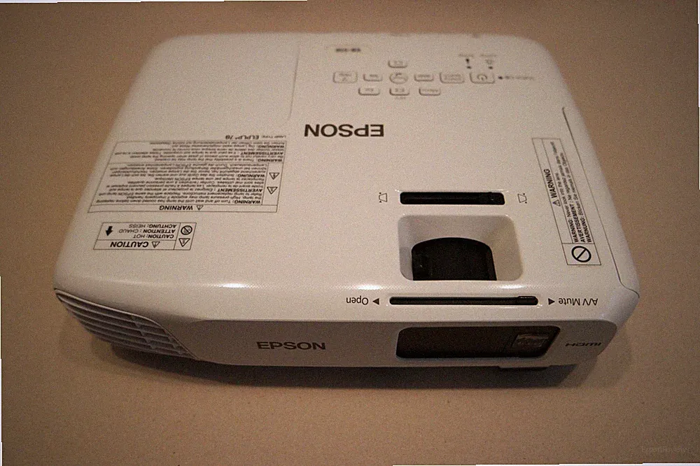 Epson EB-S18 Beamer - Projektor - 3000 Lumen - Fernbedienung