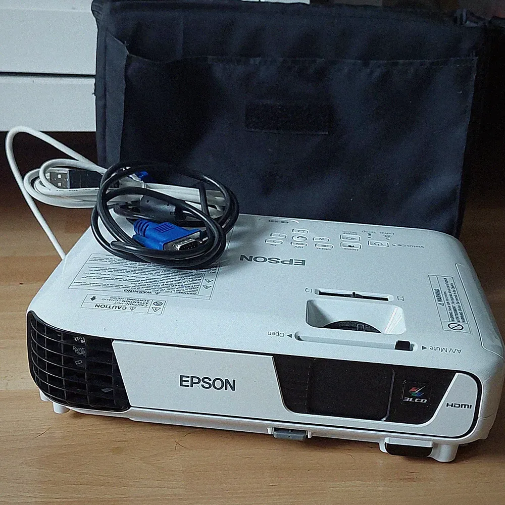 Epson EB S31 Desktop-Projektor weiß, HDMI VGA USB, Lautsprecher, Tasche