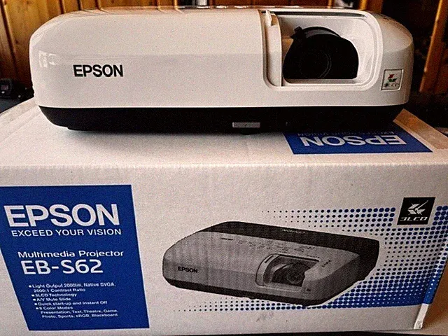 EPSON EB-S62 Beamer Projektor mit Fernbedienung - NEUzustand, nie benutzt !!!