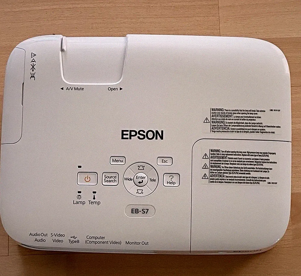 Epson EB-S7 Beamer / Projektor mit Fernbedienung – voll funktionsfähig