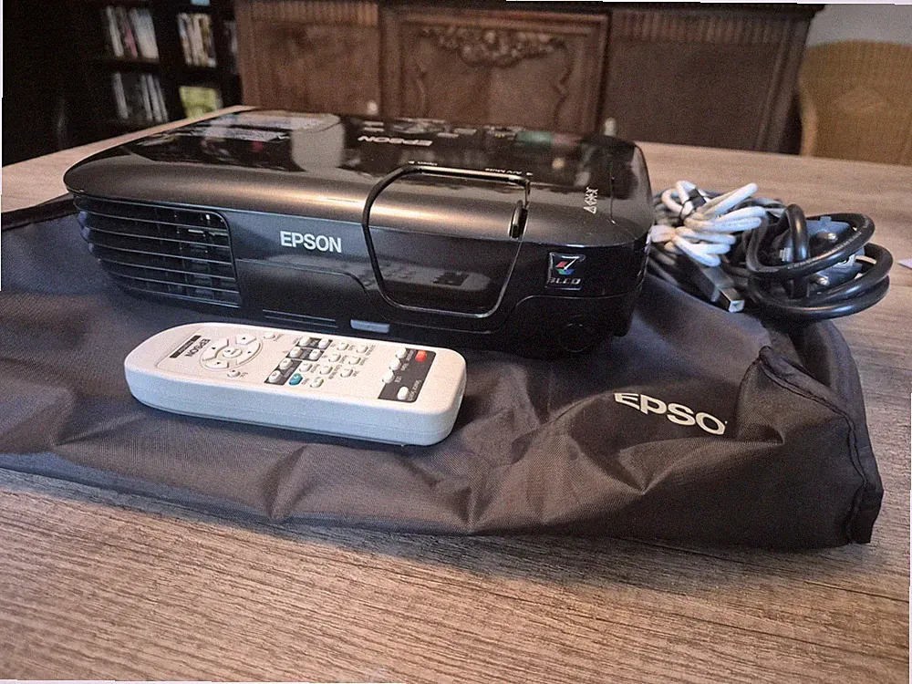 Epson EB-S92 Beamer inkl. Fernbedienung, Tasche & Kabel – voll funktionsfähig