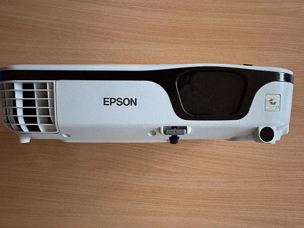 Epson EB-X12 LCD-Beamer – WIE NEU (4x benutzt!) + NEUE Ersatzlampe OVP, Tasche