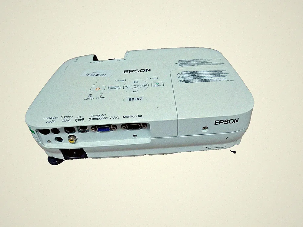Epson EB-X7 2600 Lumen XGA VGA Projektor ohne Fernbedienung getestet