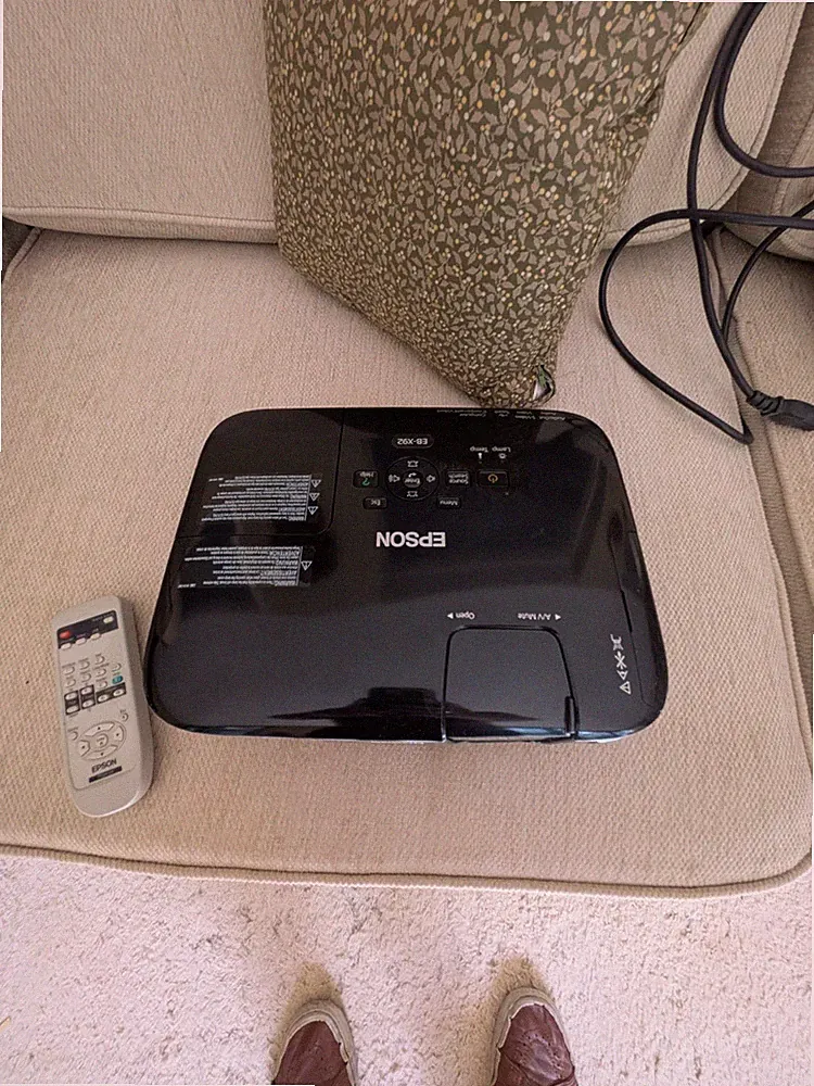 Epson EB-X92 Tragbarer 3LCD-Projektor XGA 2300 Lumen Bundle mit Fernbedienung & Strom