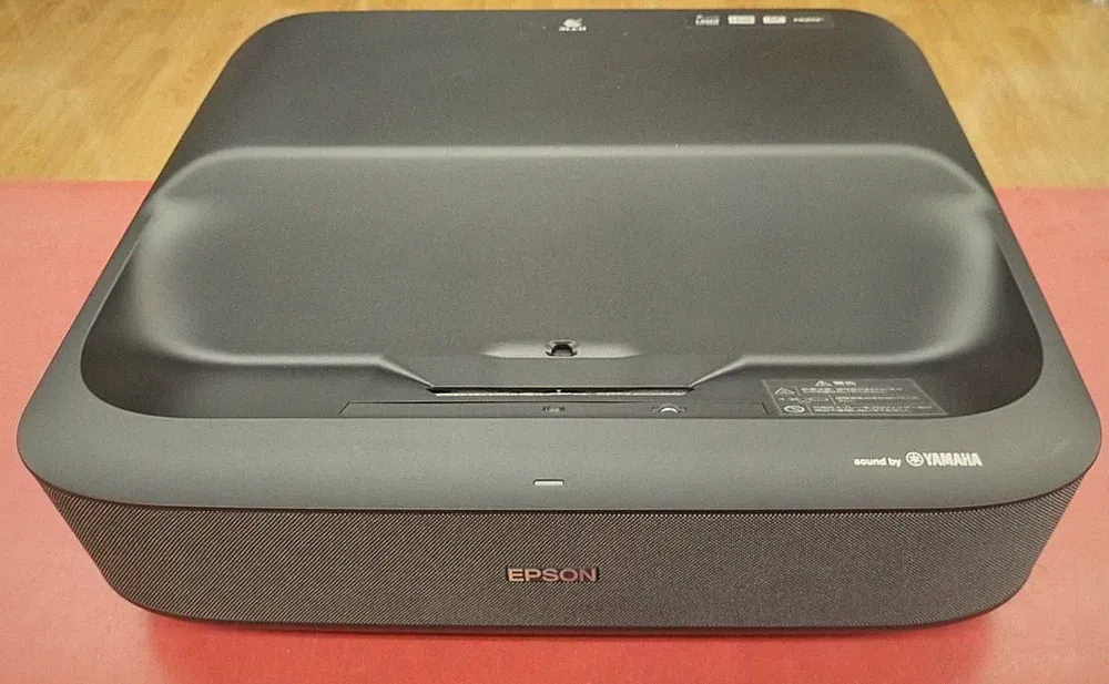 Epson EH-LS300B 4K PRO-UHD Ultra-Kurzdistanz-Laserprojektor mit Fernkabel
