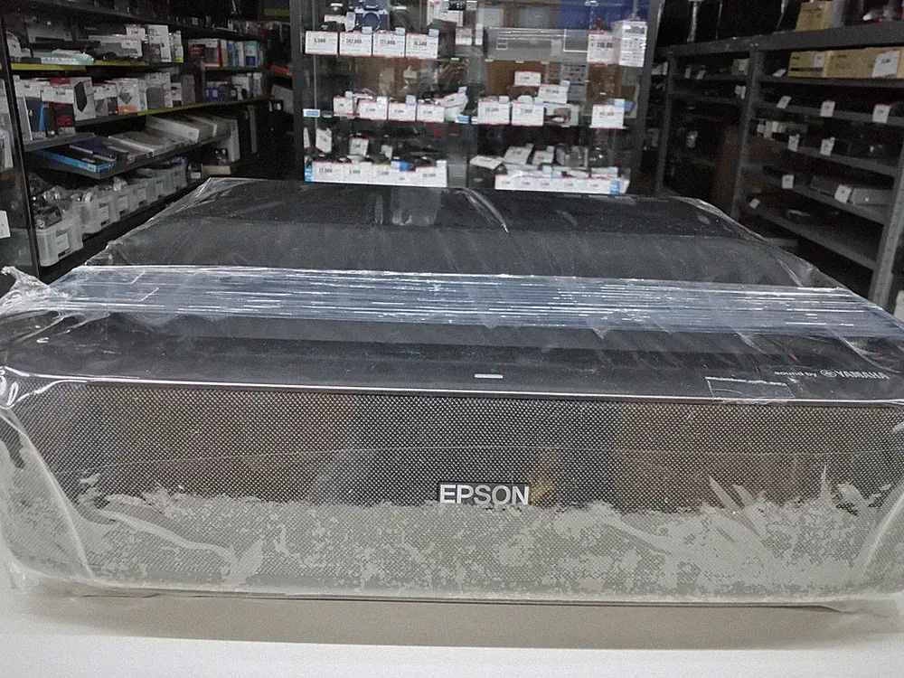 Epson EH-LS300B 4K PRO-UHD Ultra-Kurzdistanz-Laserprojektor mit Fernkabel