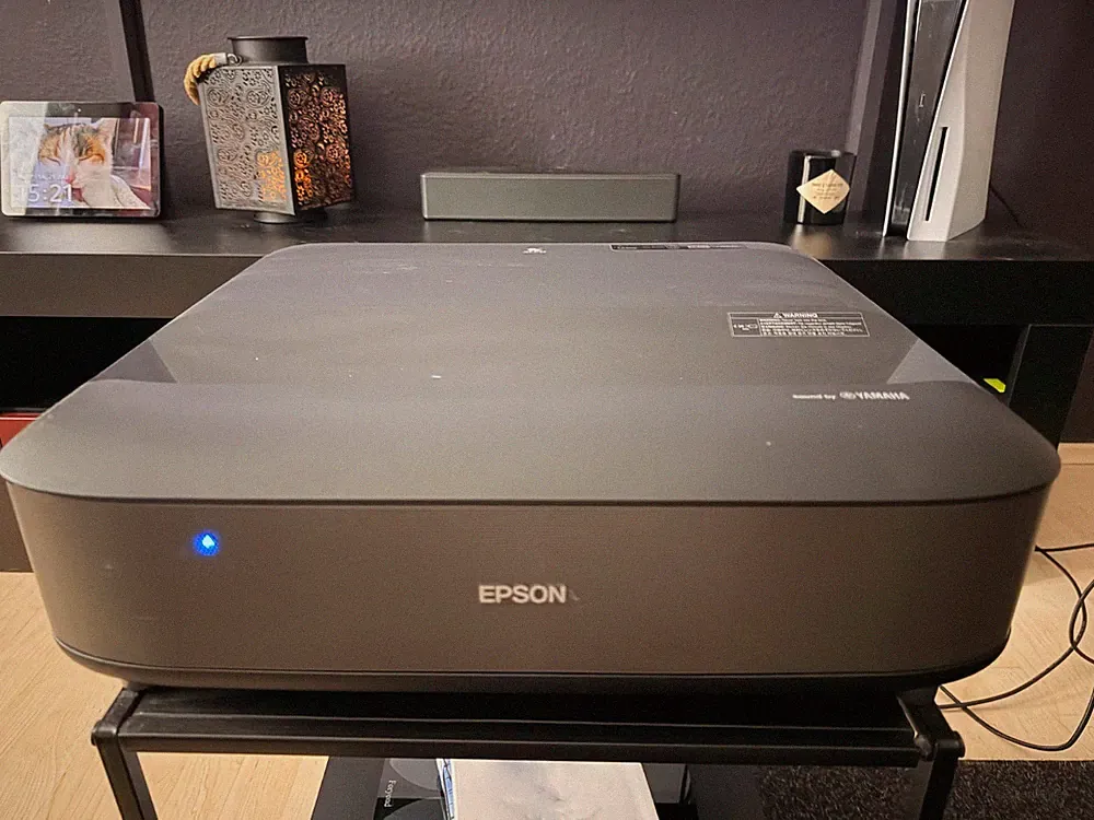 Epson EH-LS650B 4K UHD LaserTV 3LCD Ultrakurzdistanz-Projektor 120 Zoll