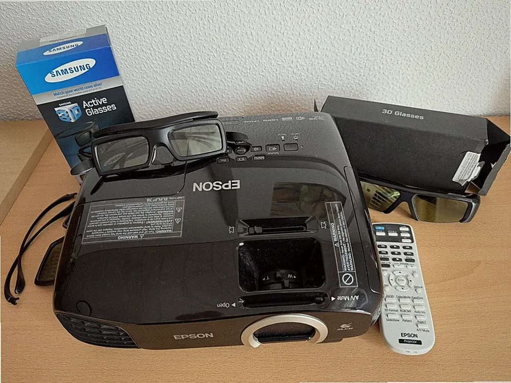 Epson EH-TW5200 Full HD 3D inkl. 4 3D Brillen Heimkinoprojektor Beamer