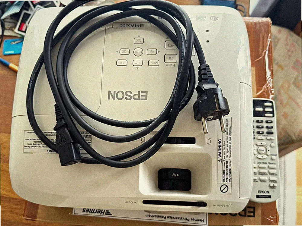 Epson EH-TW5300 3LCD Full HD 1080p 3D Beamer Defekt