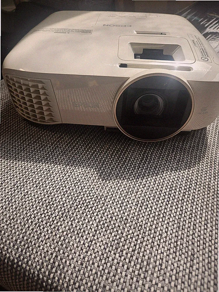 Epson EH-TW5650 Full HD Heimkino Beamer – kaum benutzt (~20x), Top Zustand