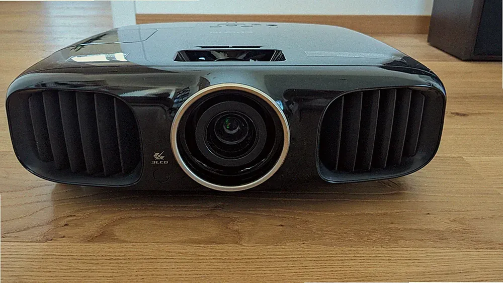 Epson EH-TW6100 Full-HD 3D Beamer – Top Zustand – inkl. Deckenhalterung
