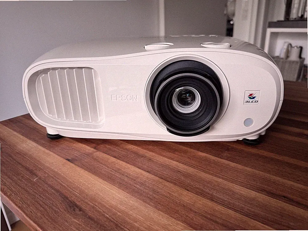 Epson EH-TW7000 4K PRO-UHD Beamer – nur 931 Lampenstunden – sehr guter Zustand