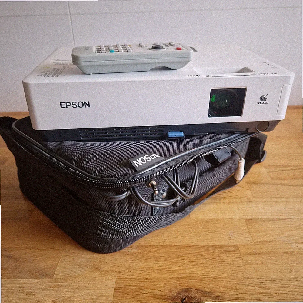 Epson EMP-1700 Tragbarer 3LCD-Projektor mit Fernbedienung.