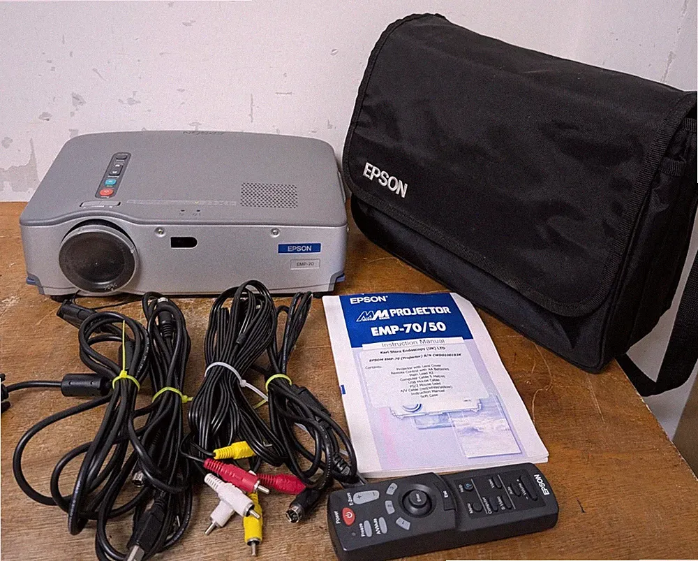 Epson EMP 70 XGA LCD Projektor + Fernbedienung, Anleitung, Kabel & Tragetasche funktionstüchtig