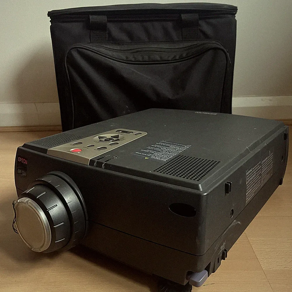 Epson EMP-7250 LCD-Projektor mit Tragetasche Kabel Handbuch CD Kabel