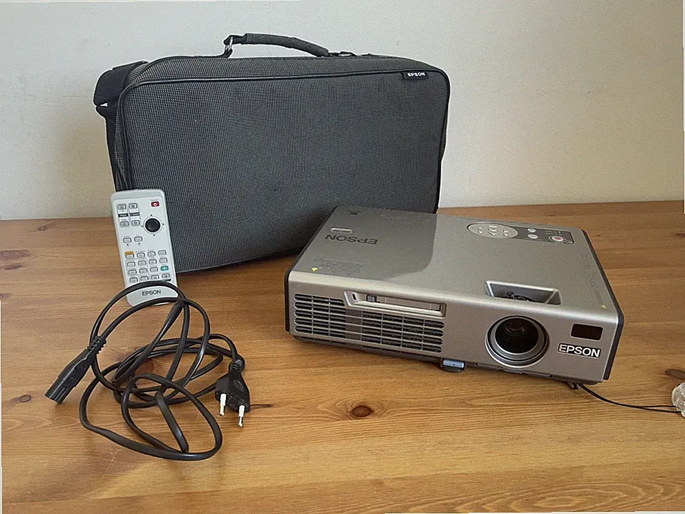 Epson EMP-765 Beamer / Video Projektor – funktionsfähig & guter Zustand