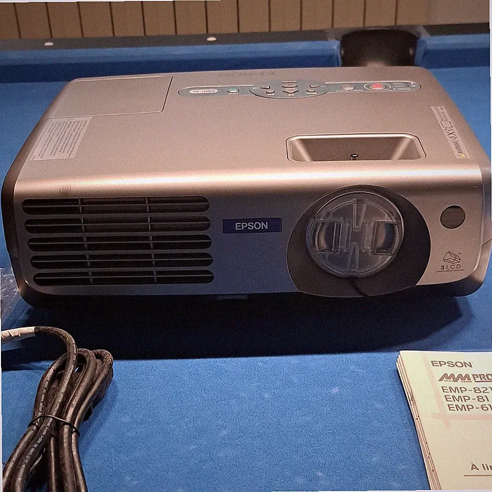 Epson EMP-81 3LCD Beamer XGA 1024x768 2000 ANSI Lumen mit Fernbedienung