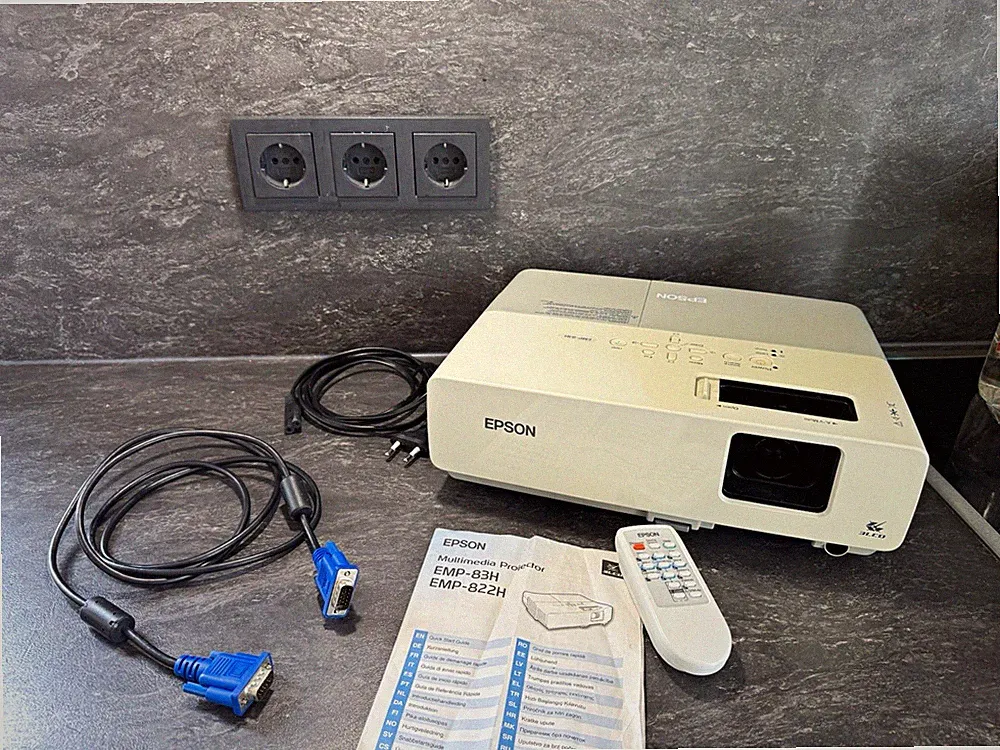 Epson EMP-83H LCD Beamer XGA 1024x768 2000 ANSI 4:3 inkl. FB+VGA