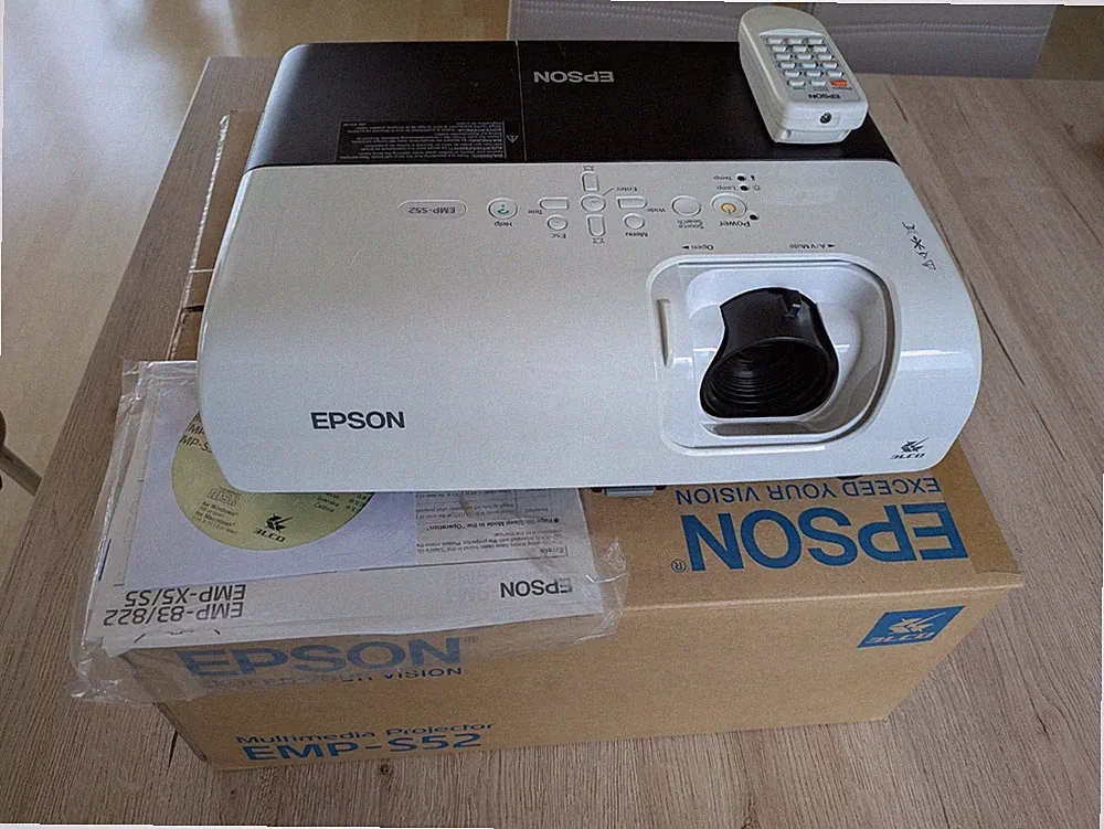 Epson EMP-S52 LCD Projektor Beamer mit Fernbedienung