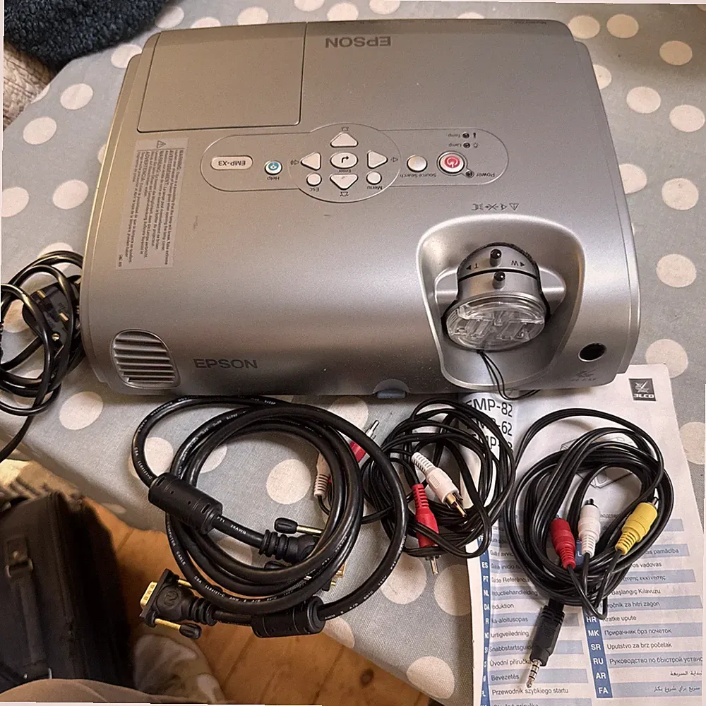 Epson EMP-X3 Projektor (funktioniert, benötigt aber bald neue Glühbirne)