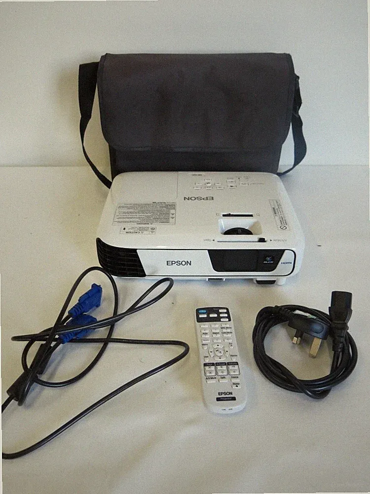 Epson H719B LCD Projektor mit Tasche, Fernbedienung und Kabeln