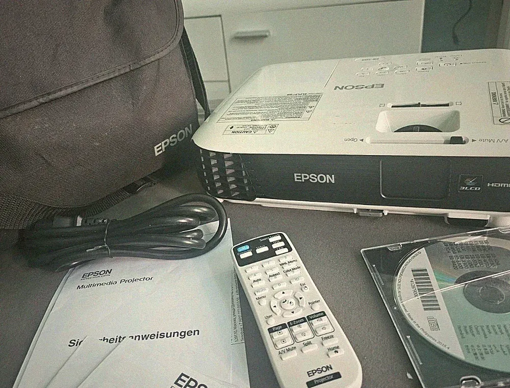 Epson LCD-Projektor EB-S04, Gebrauchsspuren, Zubehör Unvollständig, Inkl. Tasche