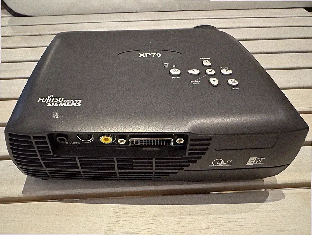 Fujitsu Siemens SCENICVIEW XP70 DLP Beamer XGA 2000 ANSI 1000:1 inkl. FB
