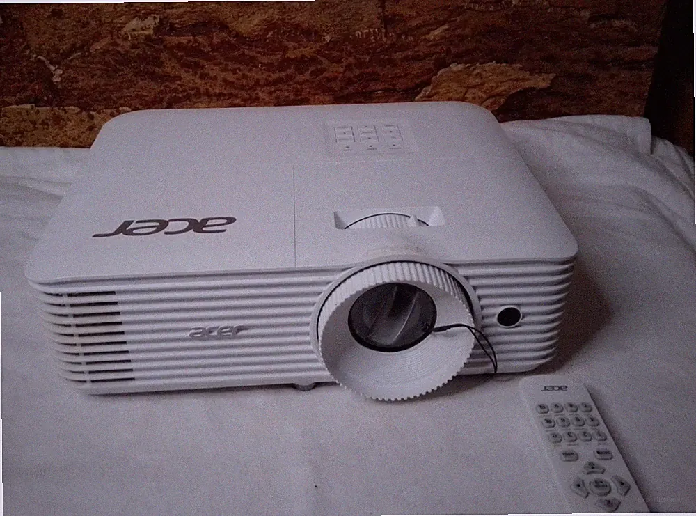 Full HD Beamer Acer H6541BD (Model No. D1P2001), Fernbedienung, Stromkabel