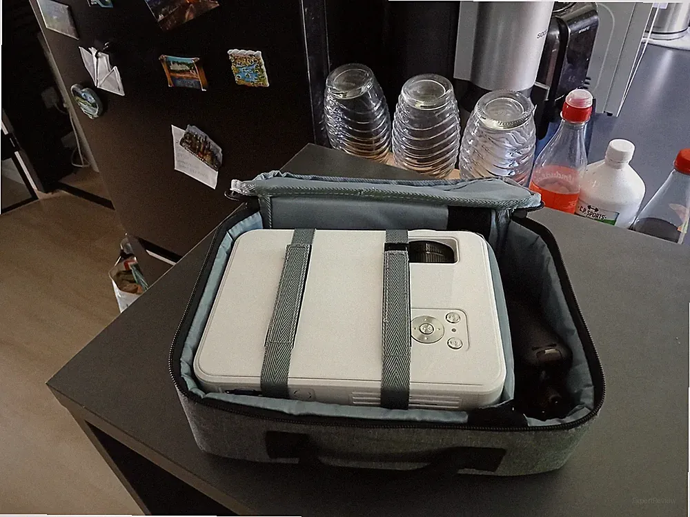 Handlicher Beamer inkl. Tasche, Fernbedienung und Zubehör – Top Zustand!