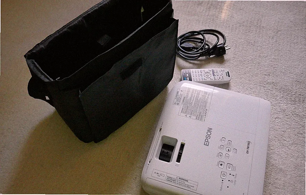 HD Beamer Epson EH TW 740 mit 2 kabelgebundenen Lautsprechern