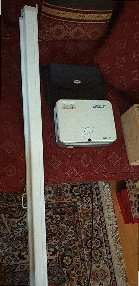 Heimkino 180cm ausziebare Profi-Leinwand. Projektor schon verkauft. NP 350 Euro