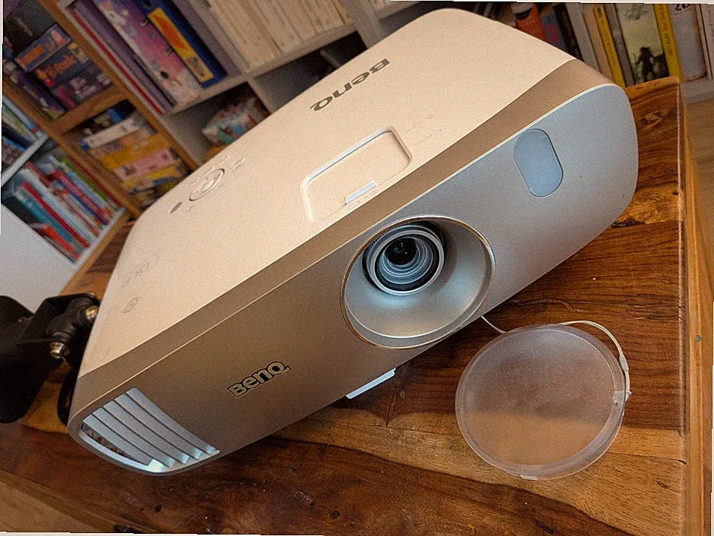 Heimkino Beamer BenQ W2000 Full HD mit Deckenhalterung
