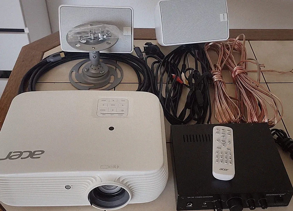 Heimkino Komplettset: Acer P5530 Beamer + Lautsprecher + Verstärker + Kabel