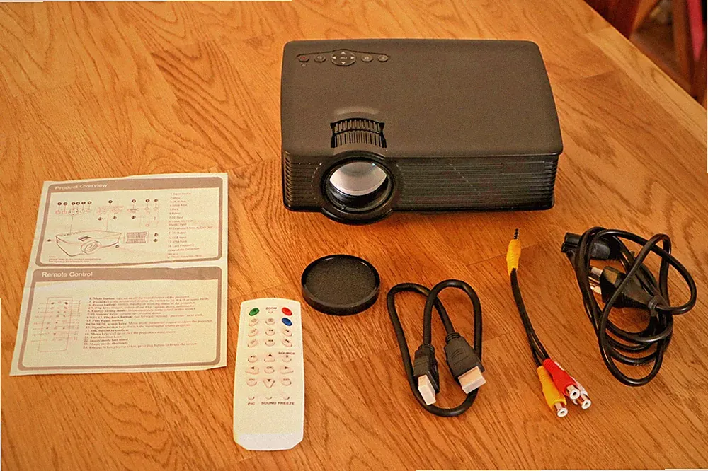 Heimkino Projektor / Beamer ZTE Spro2 - mit Fernbedienung und Kabel / wie neu