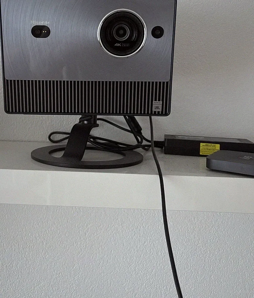 Hisense c1 Heimkino-Beamer 4K 3840x2160 Silber/Schwarz mit Halterung