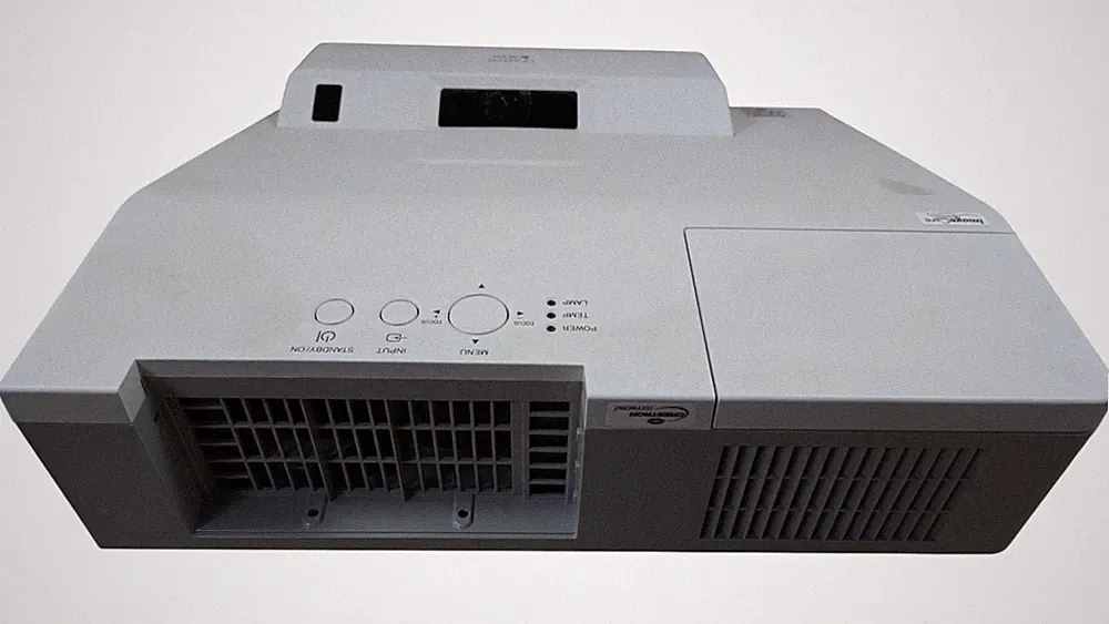 Hitachi CP-AX2505 Ultra Short Throw XGA Projektor VGA HDMI - Staubschutz fehlt