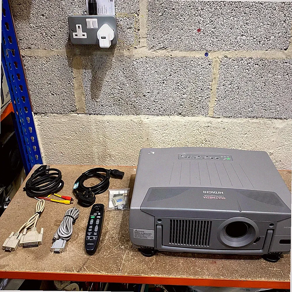 Hitachi CP-L850E Multimedia LCD Projektor mit Fernbedienung, Kabeln, Tasche & Zubehör