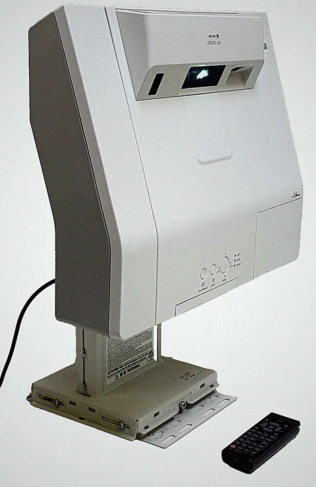 HITACHI CP-TW2503 LCD Set Professionale Kurzdistanz BEAMER Direkt vor Wand DHMI