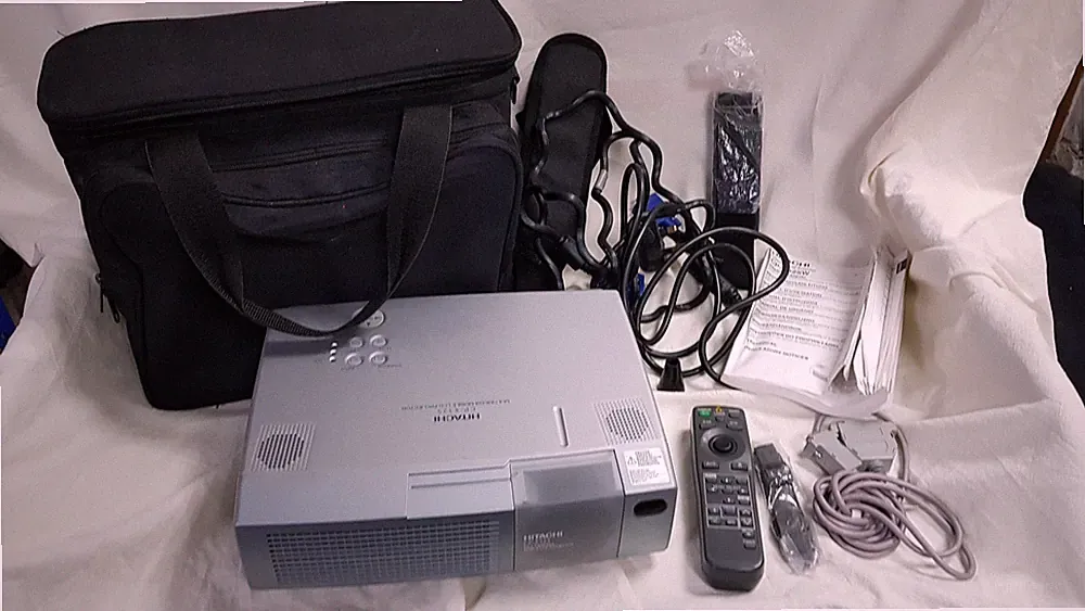 hitachi cp-x325 VGA LCD Projektor mit Koffer, Fernbedienung, einigen Kabeln