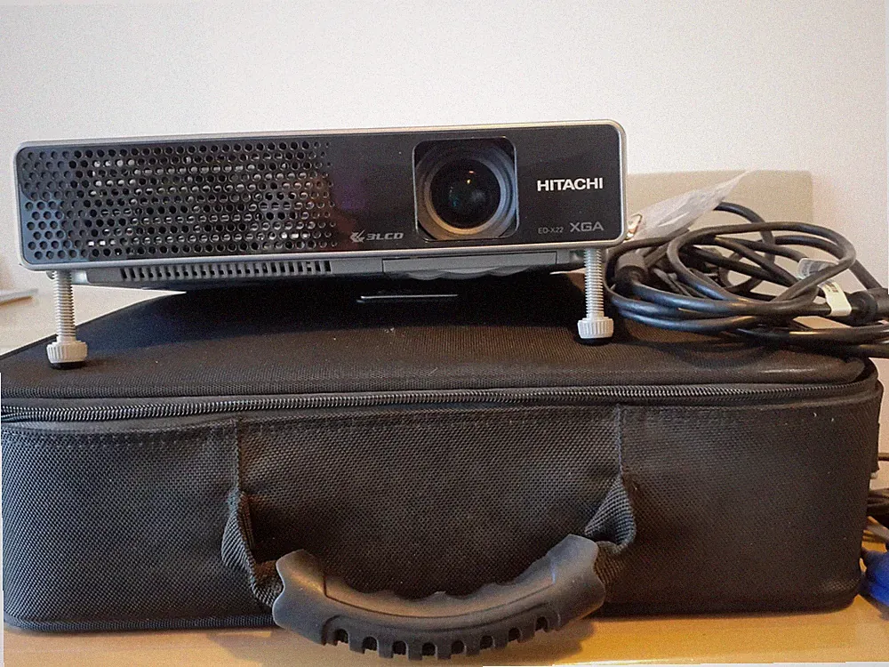 Hitachi ED-X22 LCD Projektor EGA - voll funktionsfähig mit Koffer/Kabel