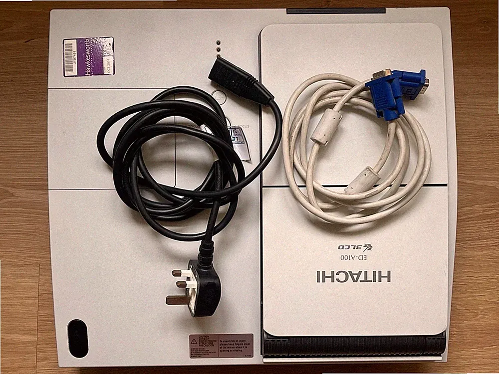 HITACHI LCD BEAMER HITACHI ED-A100 mit LAN Port VGA *LESEN*